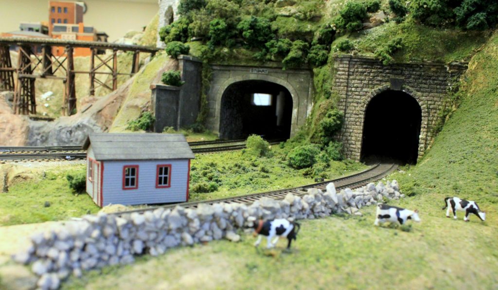 Dual tunnels - H-O Scale Model Railroad